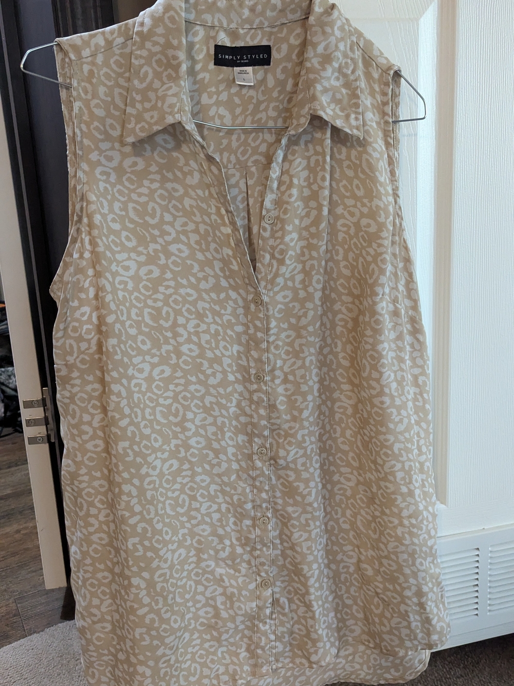Simply Styled Beige and White Sleeveless Button-Up Leopard Print Top